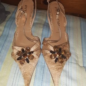 Pumps with an ankle buckle